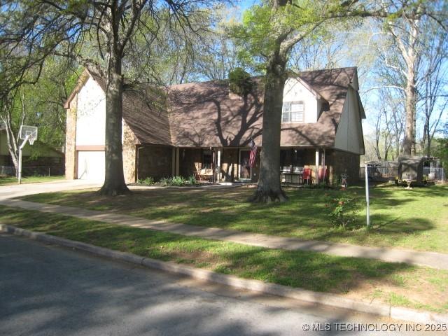 view of front facade with a garage, driveway, and a front yard