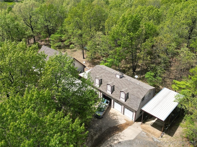 bird's eye view featuring a wooded view
