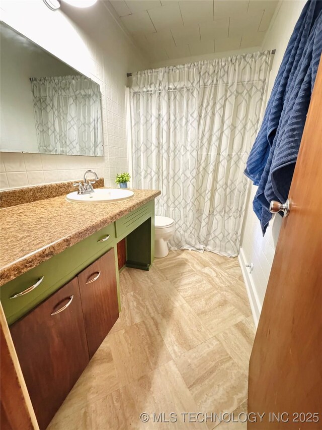 503 NW 2nd St, Checotah, OK 74426 - full bath with toilet, vanity, and decorative backsplash
