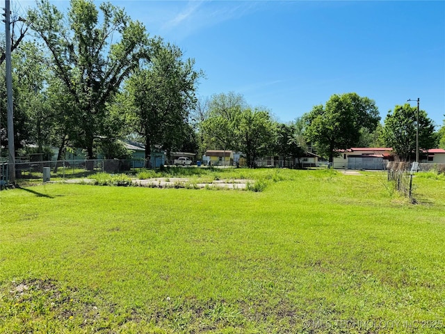 503 NW 2nd St, Checotah, OK 74426 - view of yard with fence