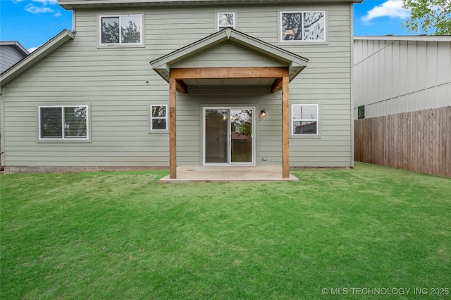 924 S Allegheny Ave, Tulsa, OK 74112 - rear view of property with fence, a yard, and a patio