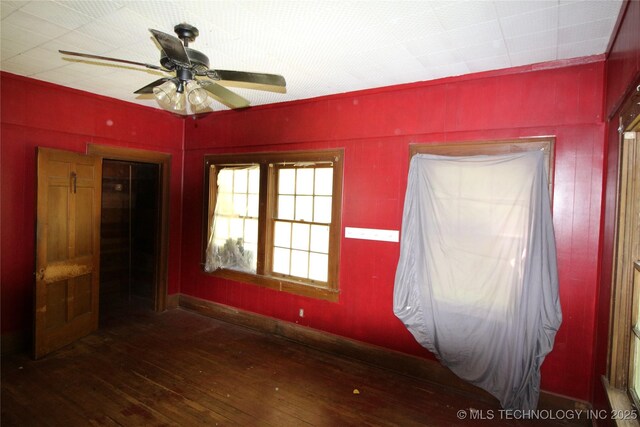 unfurnished room featuring a ceiling fan and hardwood / wood-style flooring