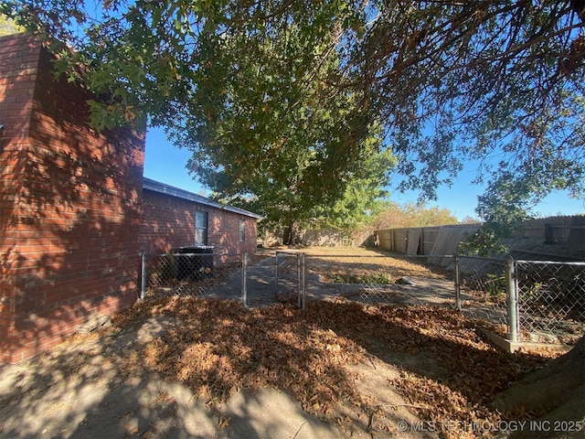 1320 Jennings St, Muskogee, OK 74403 - view of yard with fence
