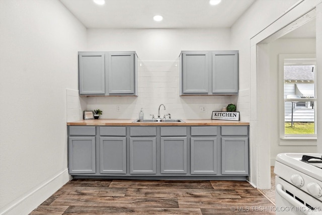 722 S Hughes Ave, Morris, OK 74445 - bar featuring a sink, recessed lighting, backsplash, white gas range, and dark wood-type flooring