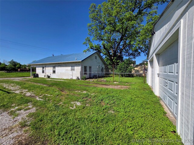 602 N Collins Ave, Okmulgee, OK 74447 - view of yard featuring fence