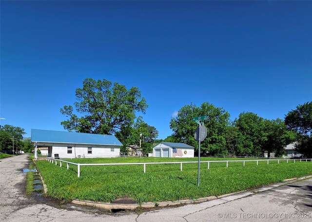 602 N Collins Ave, Okmulgee, OK 74447 - view of front of property with a front lawn and fence