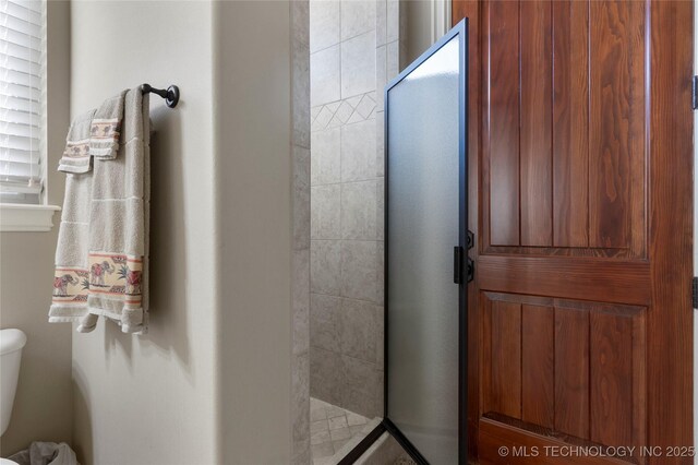 5905 W Charleston St, Broken Arrow, OK 74011 - bathroom featuring toilet and tiled shower