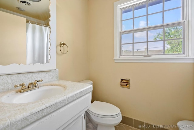 6020 S Marion Pl, Tulsa, OK 74135 - bathroom featuring toilet, baseboards, tile patterned flooring, a shower with shower curtain, and vanity