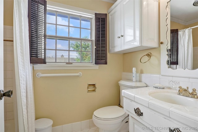 6020 S Marion Pl, Tulsa, OK 74135 - bathroom featuring toilet, baseboards, a shower with shower curtain, crown molding, and vanity