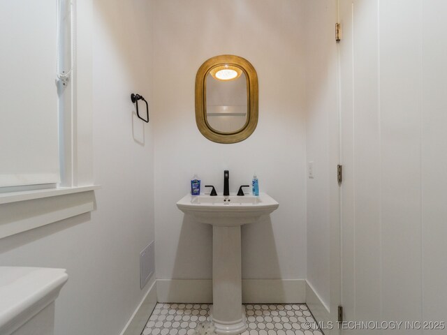 31 Park St, Carlton Landing, OK 74432 - bathroom with baseboards