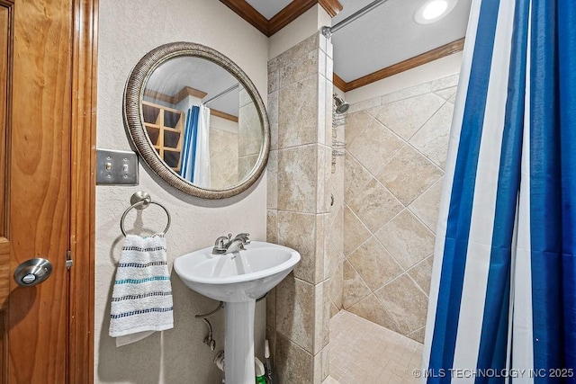 full bath featuring a textured wall, crown molding, and tiled shower