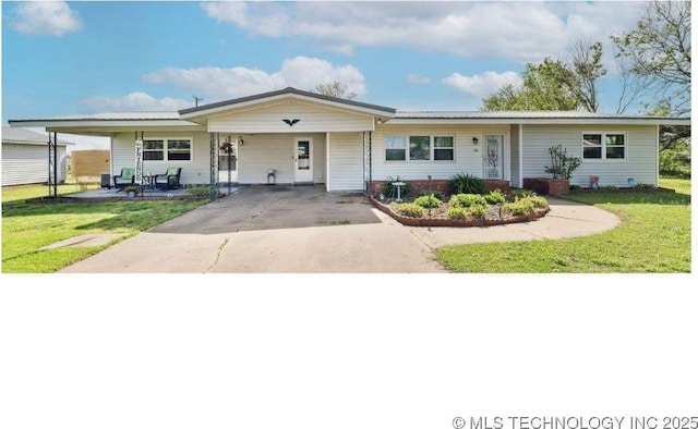 904 N Morningside Dr, Vinita, OK 74301 - view of front of home featuring driveway, a front lawn, and a carport