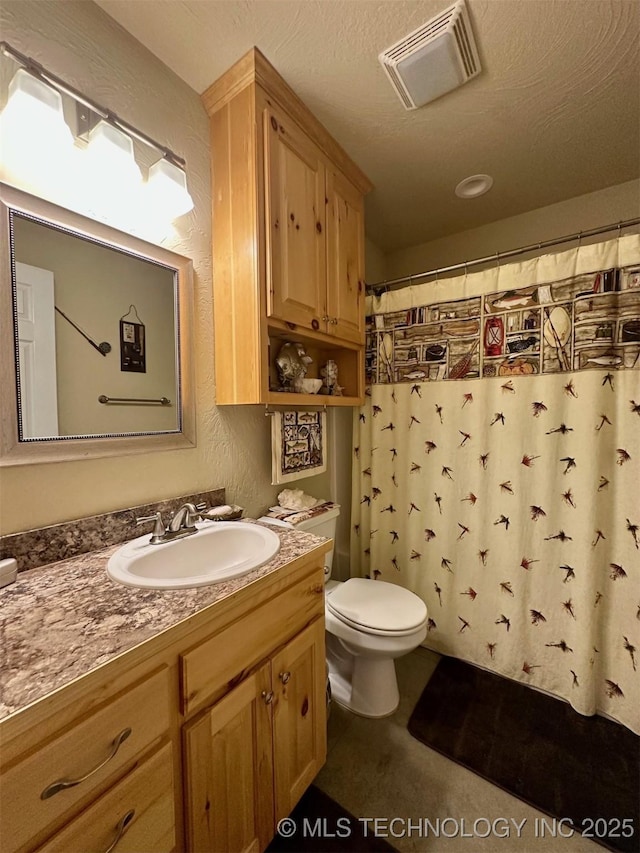 bathroom with a textured ceiling, toilet, visible vents, curtained shower, and vanity