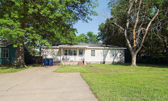 705 S Garfield Ave, Wagoner, OK 74467 - view of front of home with a front yard
