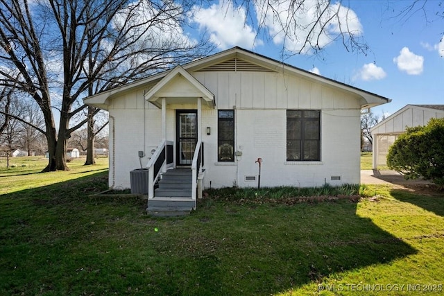 509 NE 10th St, Wagoner, OK 74467 - bungalow featuring crawl space and a front yard