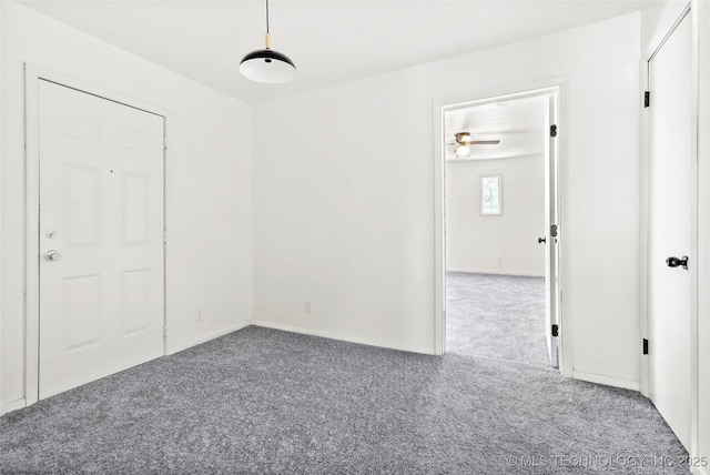 carpeted empty room featuring a ceiling fan