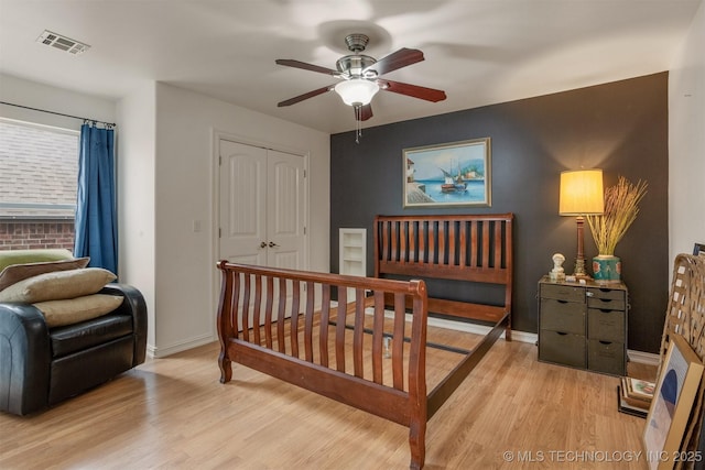 461 Cross Timbers Blvd, Sapulpa, OK 74066 - bedroom with baseboards, visible vents, a closet, and light wood-style flooring