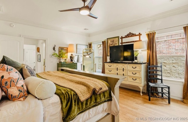 461 Cross Timbers Blvd, Sapulpa, OK 74066 - bedroom with crown molding, light wood finished floors, a ceiling fan, and visible vents