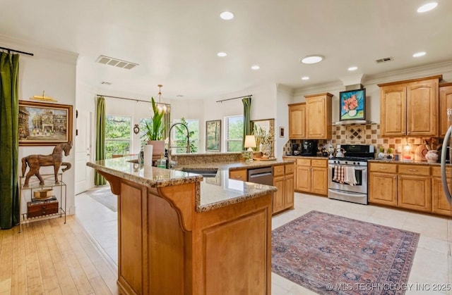 461 Cross Timbers Blvd, Sapulpa, OK 74066 - kitchen with a sink, custom range hood, visible vents, gas stove, and a large island with sink