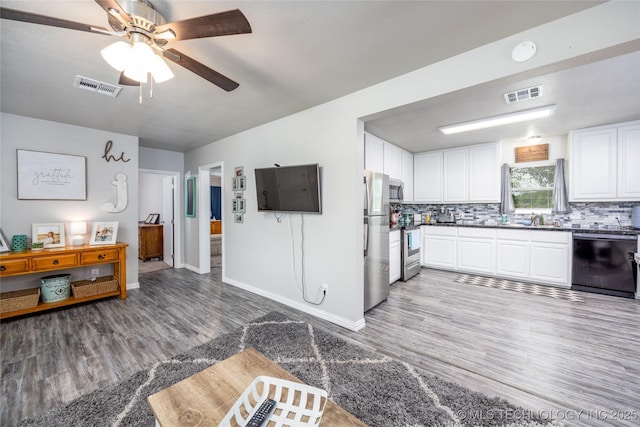 647 Sawmill Rd, Durant, OK 74701 - kitchen featuring light wood finished floors, dark countertops, visible vents, and appliances with stainless steel finishes