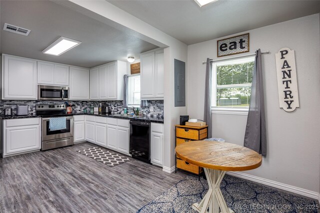 647 Sawmill Rd, Durant, OK 74701 - kitchen featuring dark countertops, tasteful backsplash, visible vents, and appliances with stainless steel finishes