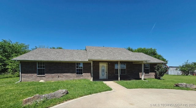 ranch-style house featuring a front yard