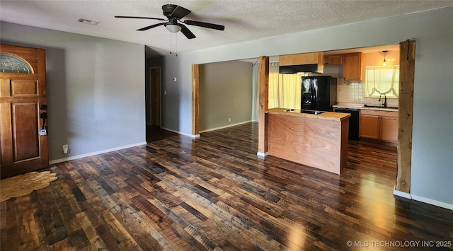 kitchen with visible vents, dark wood-style floors, ceiling fan, and black appliances