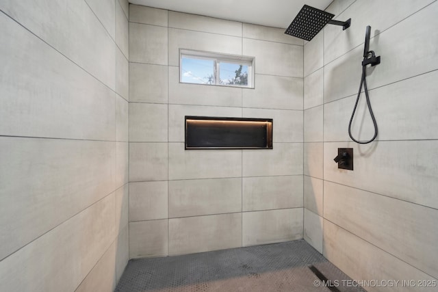1136 S Evanston Ave, Tulsa, OK 74104 - full bath featuring a tile shower