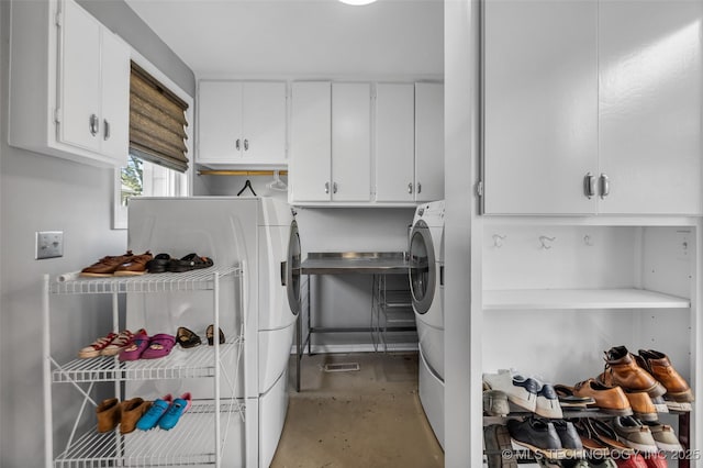 3334 S Wheeling Ave, Tulsa, OK 74105 - laundry area featuring cabinet space and washer and clothes dryer