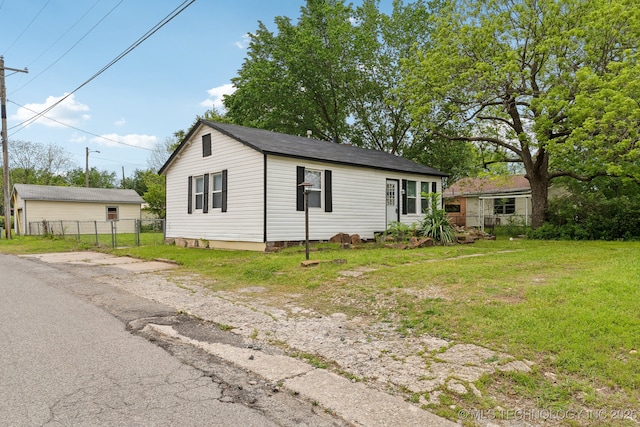 view of front of home with fence and a front yard