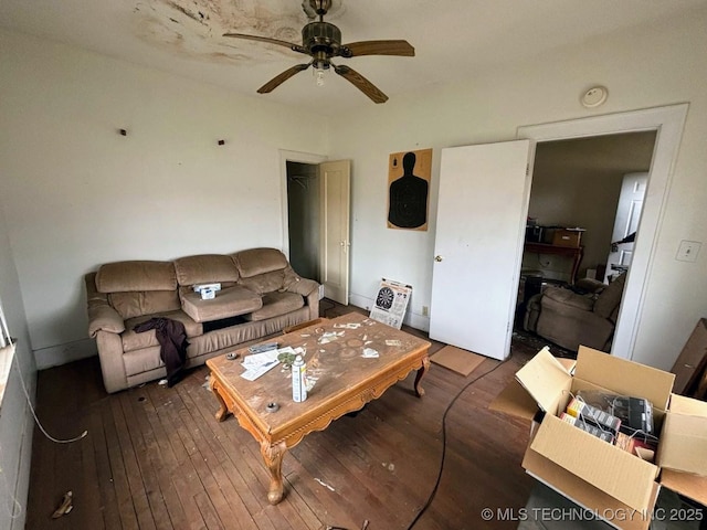 living area with wood-type flooring and ceiling fan