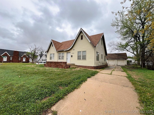 view of side of home with a lawn, roof with shingles, and a detached garage