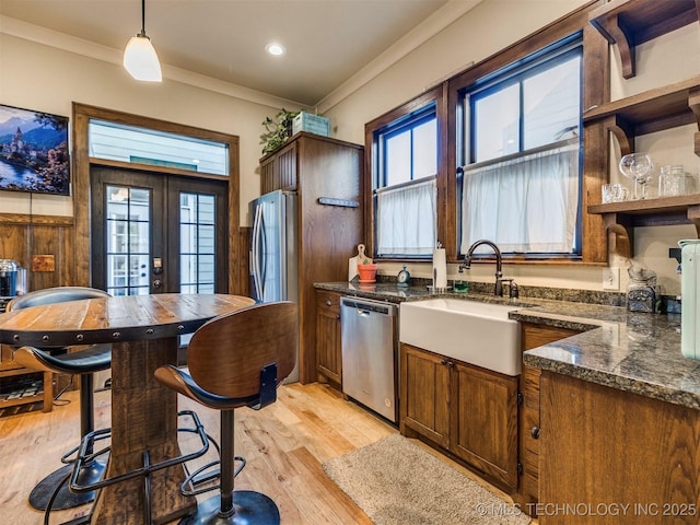 55 Boardwalk, Carlton Landing, OK 74432 - kitchen featuring stainless steel appliances, a sink, crown molding, light wood-style floors, and decorative light fixtures