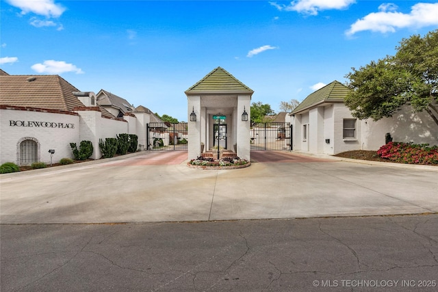 4829 S Zunis Ave, Tulsa, OK 74105 - view of building exterior with a residential view and fence