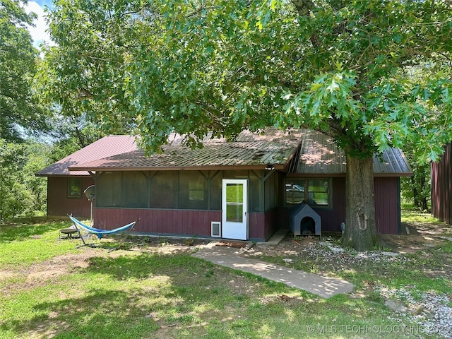 9585 Celia Berryhill Rd, Okmulgee, OK 74447 - view of front of property featuring a metal roof and a front lawn