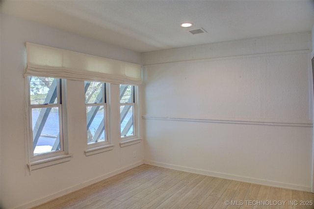 unfurnished room featuring visible vents, light wood-type flooring, recessed lighting, and baseboards
