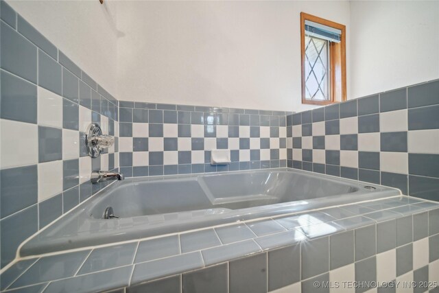 601 N Okmulgee Ave, Okmulgee, OK 74447 - full bathroom featuring a garden tub
