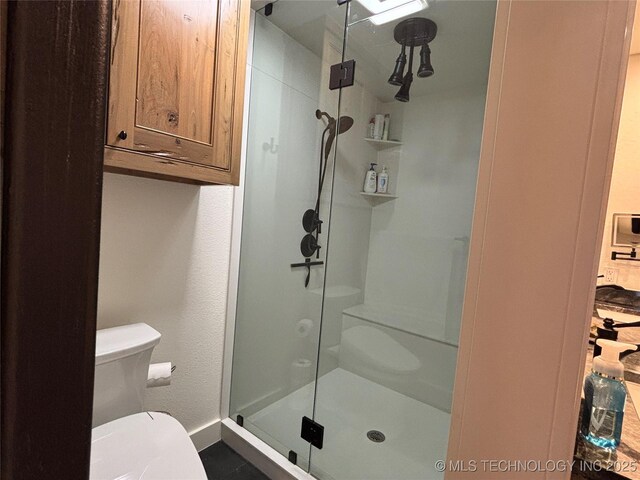 210 Woods Ln, Ardmore, OK 73401 - full bath featuring toilet, baseboards, and a stall shower