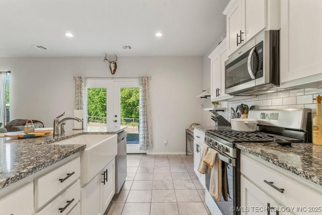 7305 S Walnut Ave, Broken Arrow, OK 74011 - kitchen with appliances with stainless steel finishes, a sink, plenty of natural light, tasteful backsplash, and recessed lighting