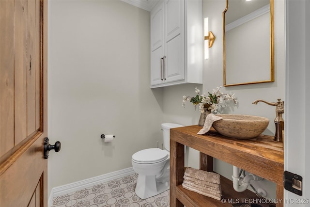 5393 W 184th St S, Mounds, OK 74047 - bathroom with toilet, a sink, ornamental molding, and baseboards