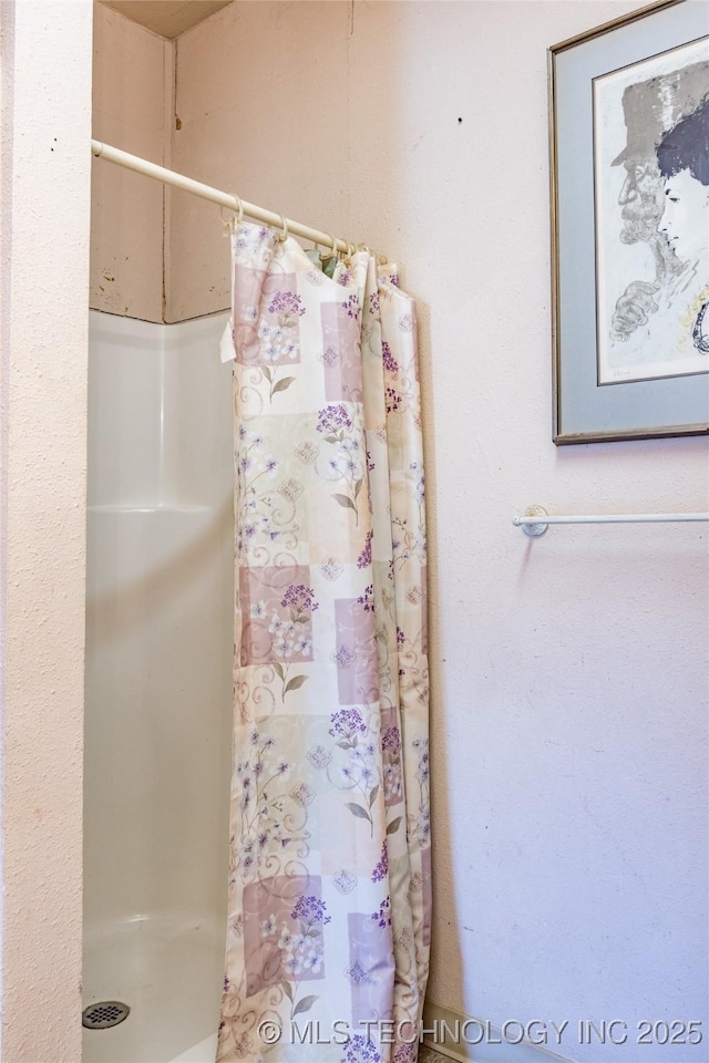full bathroom featuring a shower with curtain