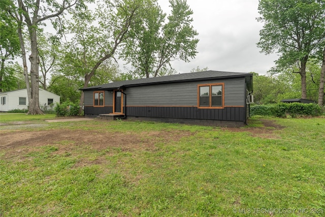 view of front of home featuring a front yard