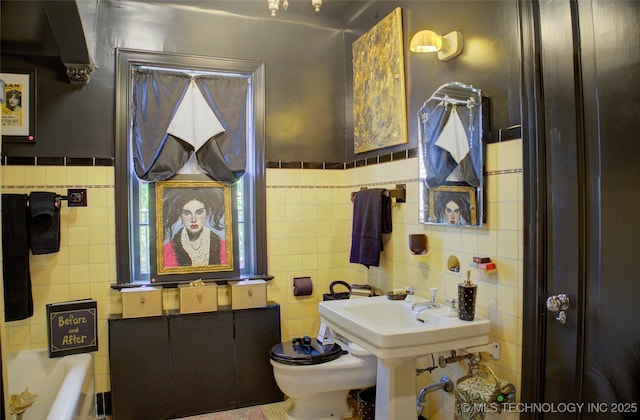 2156 S Owasso Pl, Tulsa, OK 74114 - full bath featuring tile walls and toilet