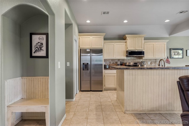 kitchen with visible vents, stainless steel appliances, backsplash, and cream cabinetry