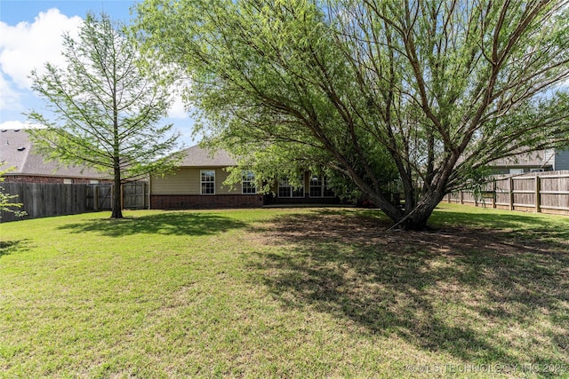 view of yard featuring a fenced backyard