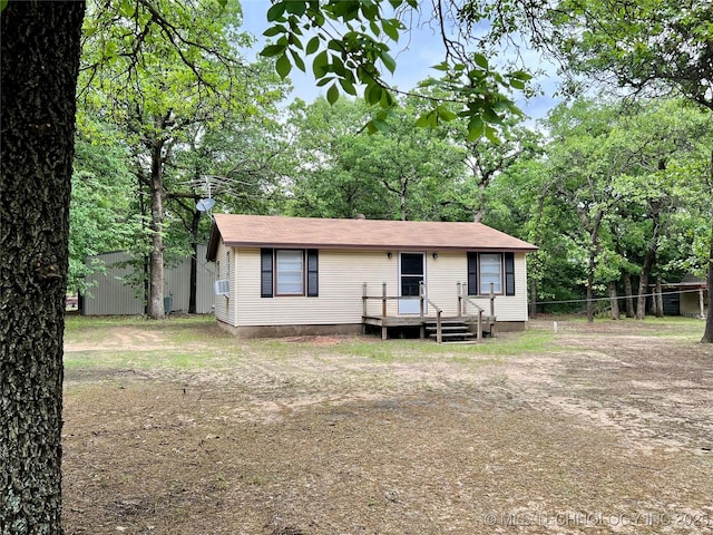 view of front of property featuring fence
