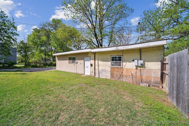 539 N Gunter St, Vinita, OK 74301 - back of property with fence and a lawn