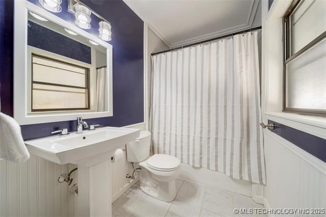 bathroom featuring toilet