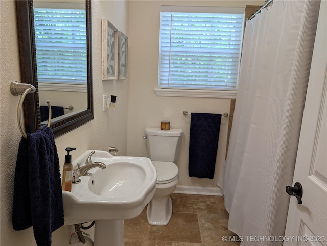 277 Oak Hollow Rd, Eufaula, OK 74432 - full bath featuring toilet, baseboards, and a sink