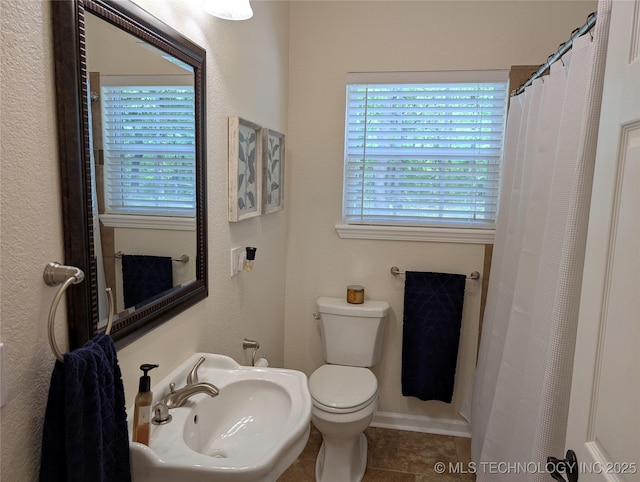 277 Oak Hollow Rd, Eufaula, OK 74432 - bathroom featuring a sink, toilet, tile patterned flooring, and a shower with curtain
